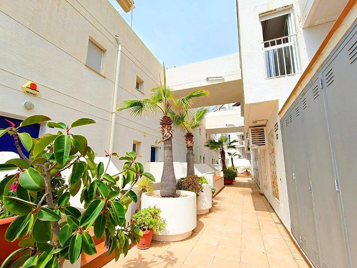 Stunning Two Level In Marina Apartamento